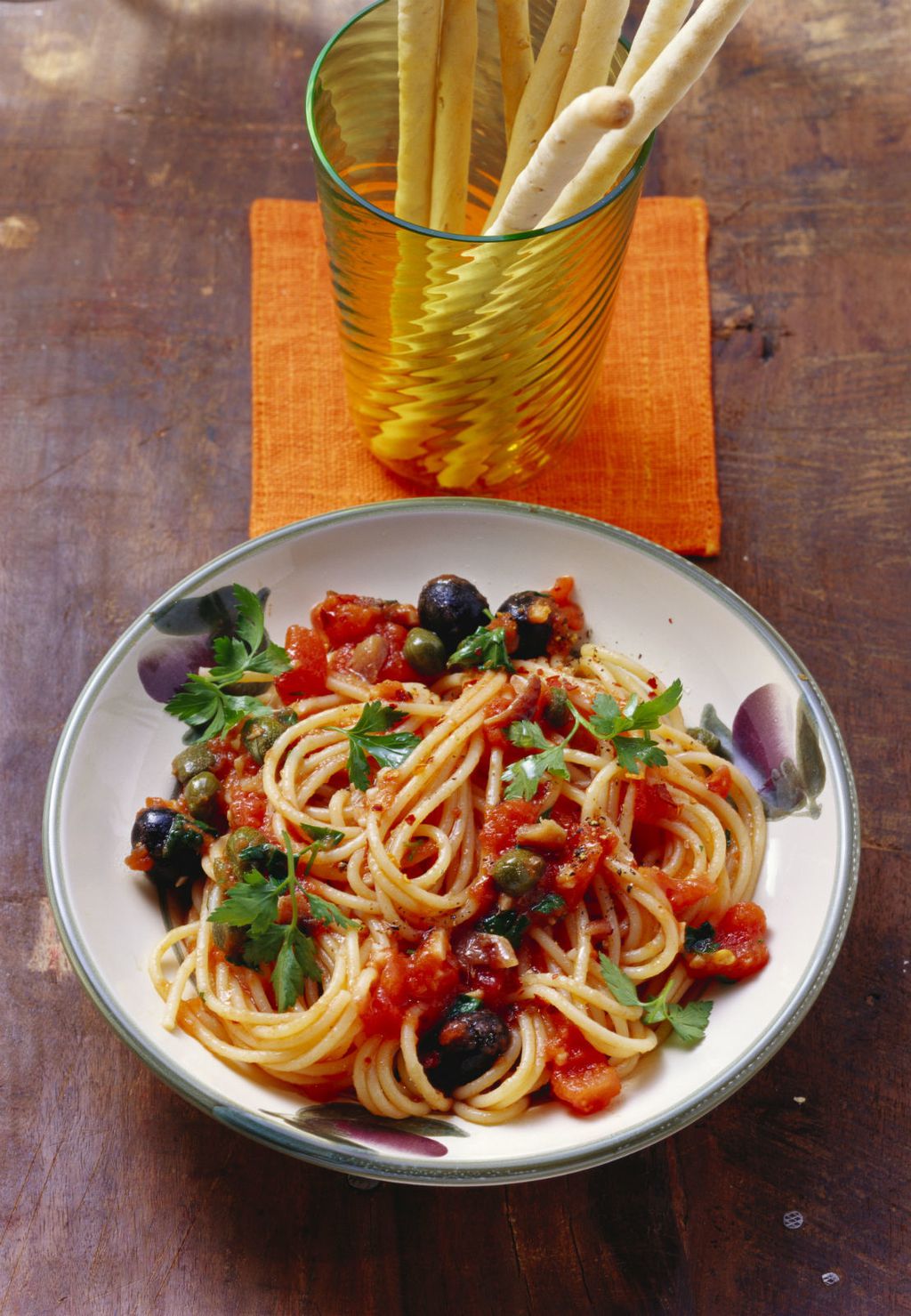 Špageti s umakom od rajčice, maslinama i kaparima