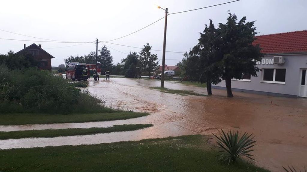 Novi Bešinci: Poplavljene ulice (Foto: pozega.eu) - 4