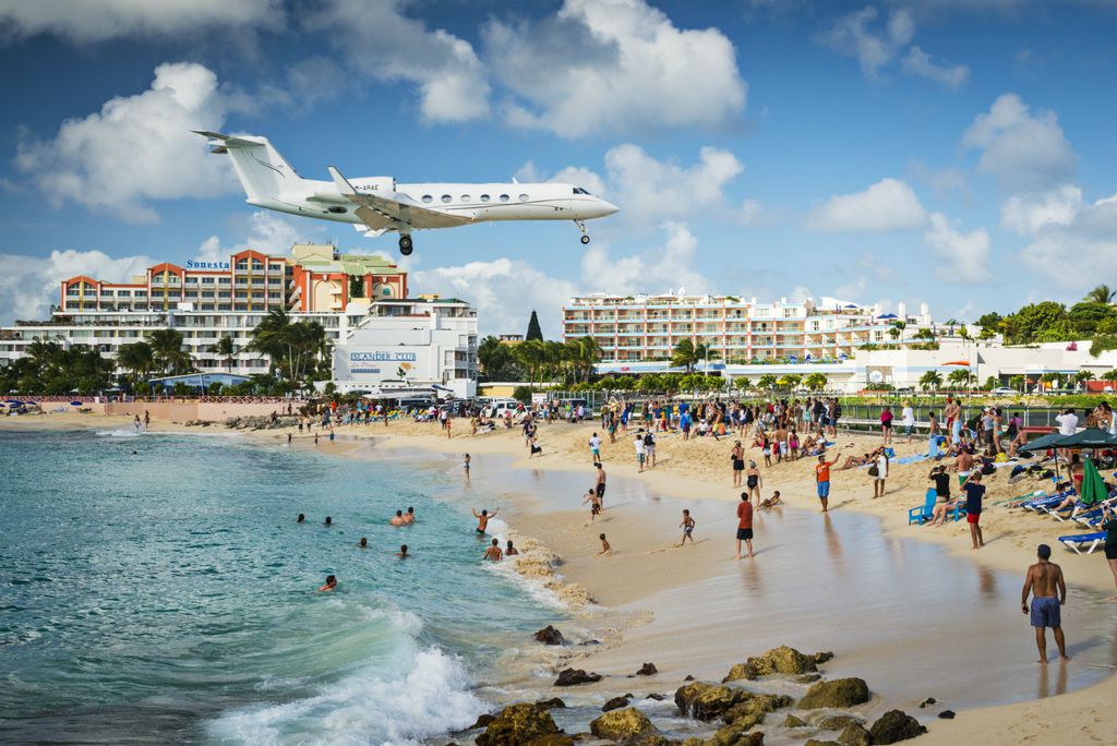Mnogi turisti dolaze na plažu Maho zbog slijetanja aviona