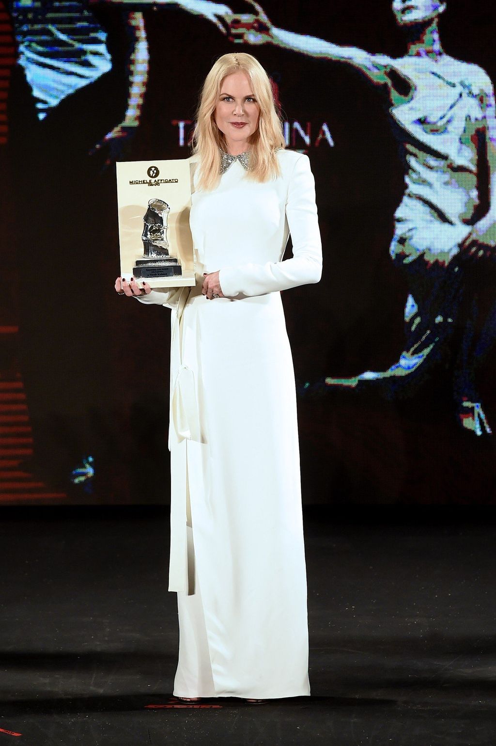 U bijeloj haljini Oliviera Theyskensa Nicole je primila nagradu Arte