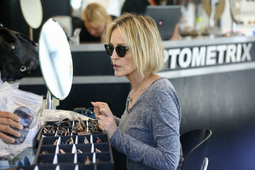 Slavna glumica uputila se u optiku i odabrala nove sunčane naočale