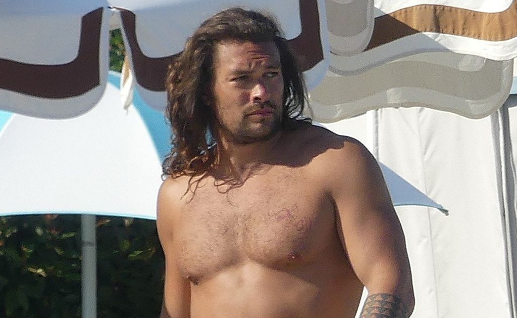 Jason Momoa na bazenu - 2