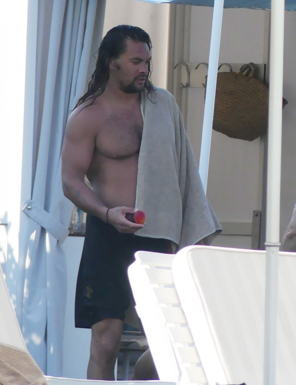 Jason Momoa na bazenu - 5