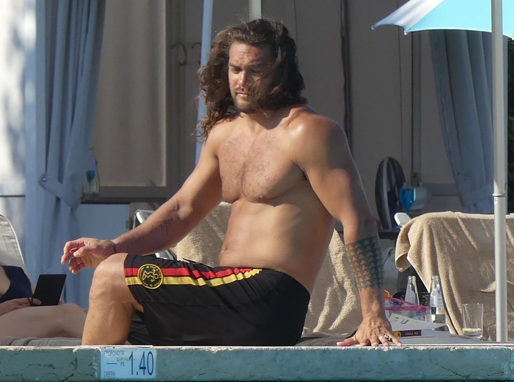 Jason Momoa na bazenu