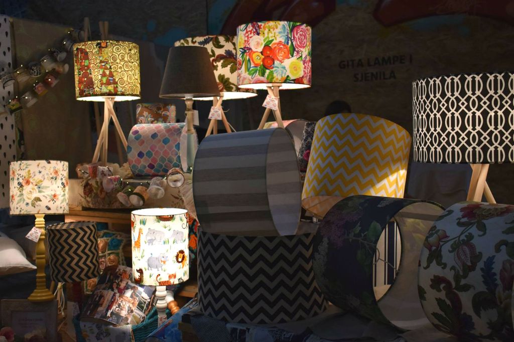 Iza Gita lampi i sjenila stoji Brođanka Gordana Ćosić