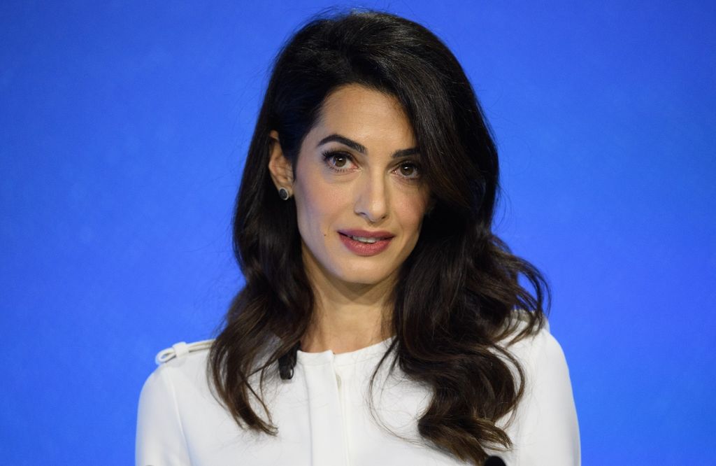 Amal Clooney u hlačama koje laskaju ženskoj figuri - 1