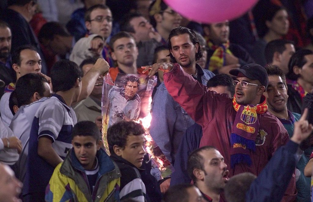 Navijači Barcelone pale Figovu sliku (Foto: AFP)