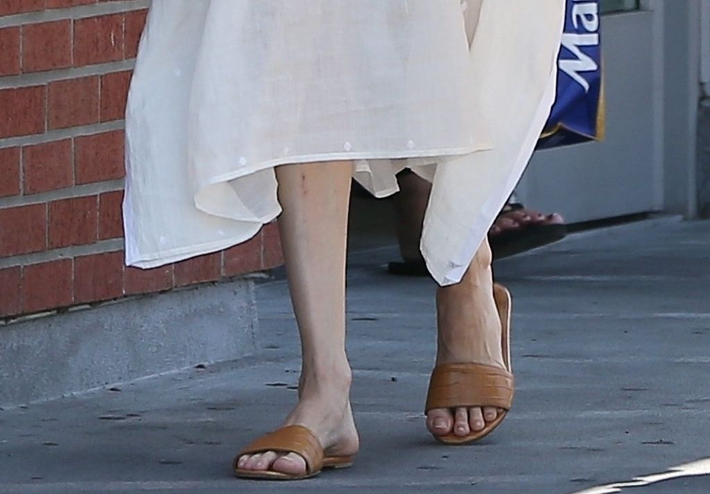 Bijelu haljinu Angelina Jolie kombinirala je s ravnim svjetlosmeđim natikačama