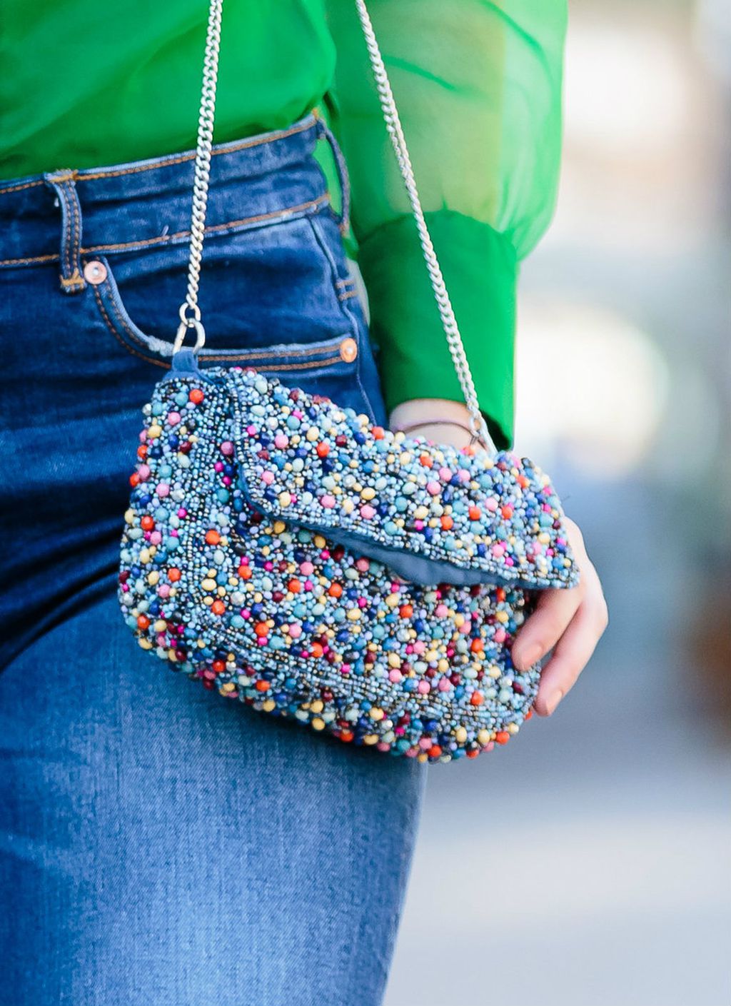 Preslatka torbica efektne teksture sa šarenim perlicama