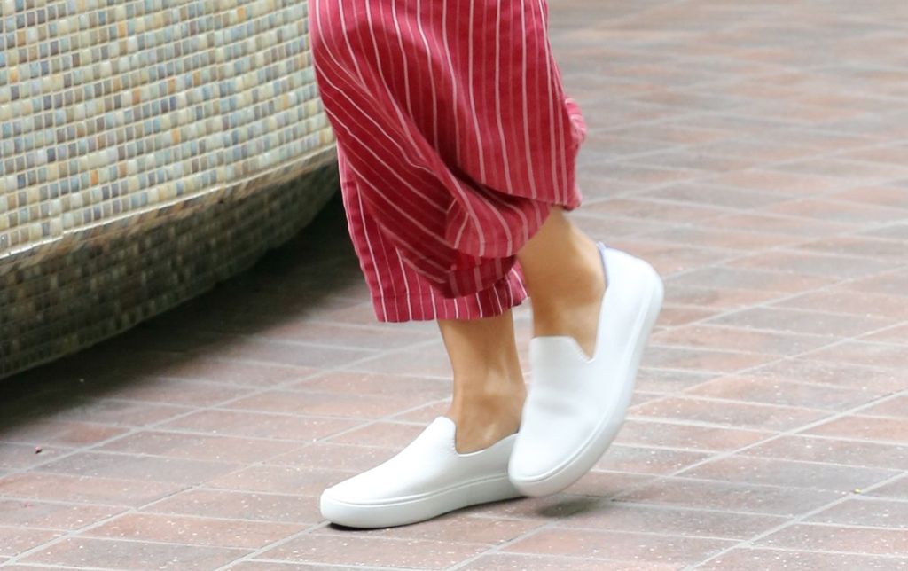 Eva Longoria crveni kombinezon nosi uz bijele tenisice bez vezanja