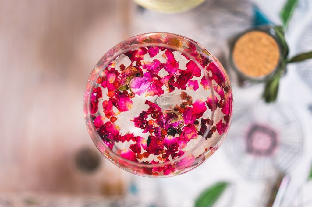 Džin-tonik s laticama ruže i ružičastim paprom