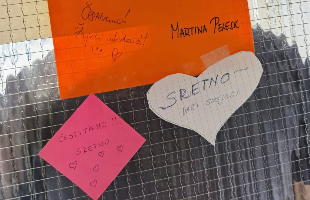 Susjedi su mladence razveselili čestitkama