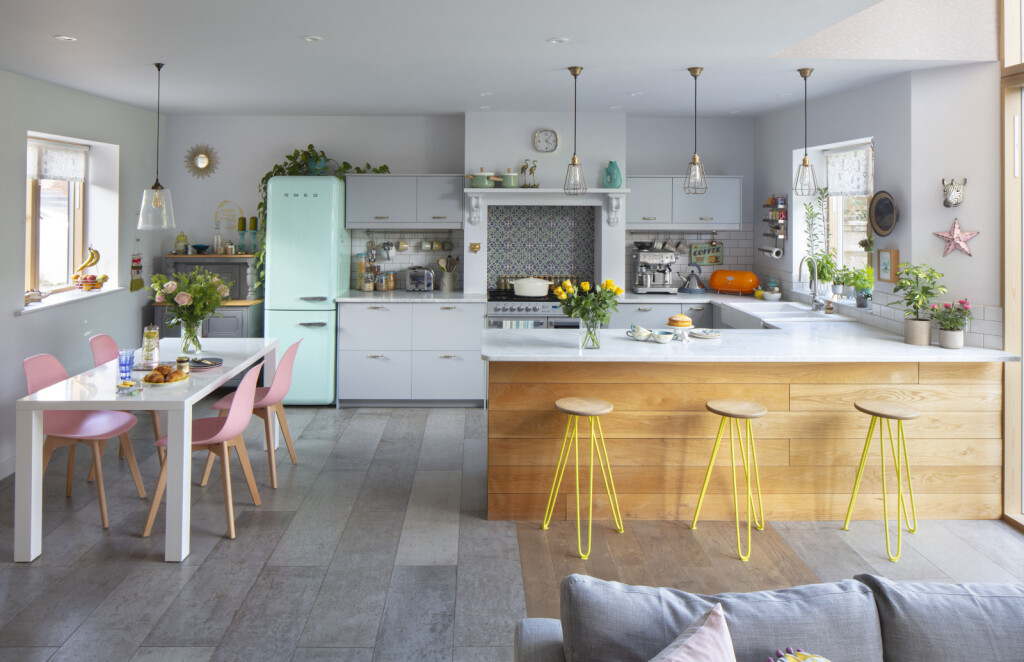 Kuhinja s elementima u pastelnoj boji i savršenoj kombinaciji modernog i retro stila - 4