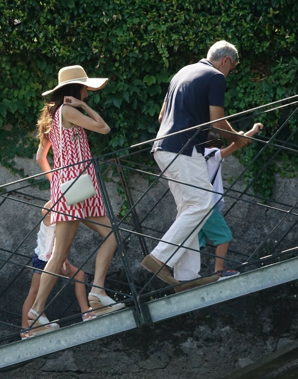 Amal Clooney u mini haljini i sandalama s platformom - 3