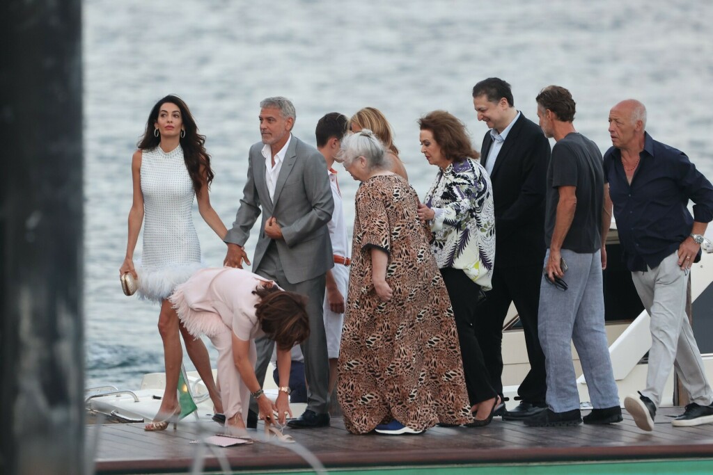 Elegantno izdanje Amal Clooney za druženje s prijateljima i obitelji - 3