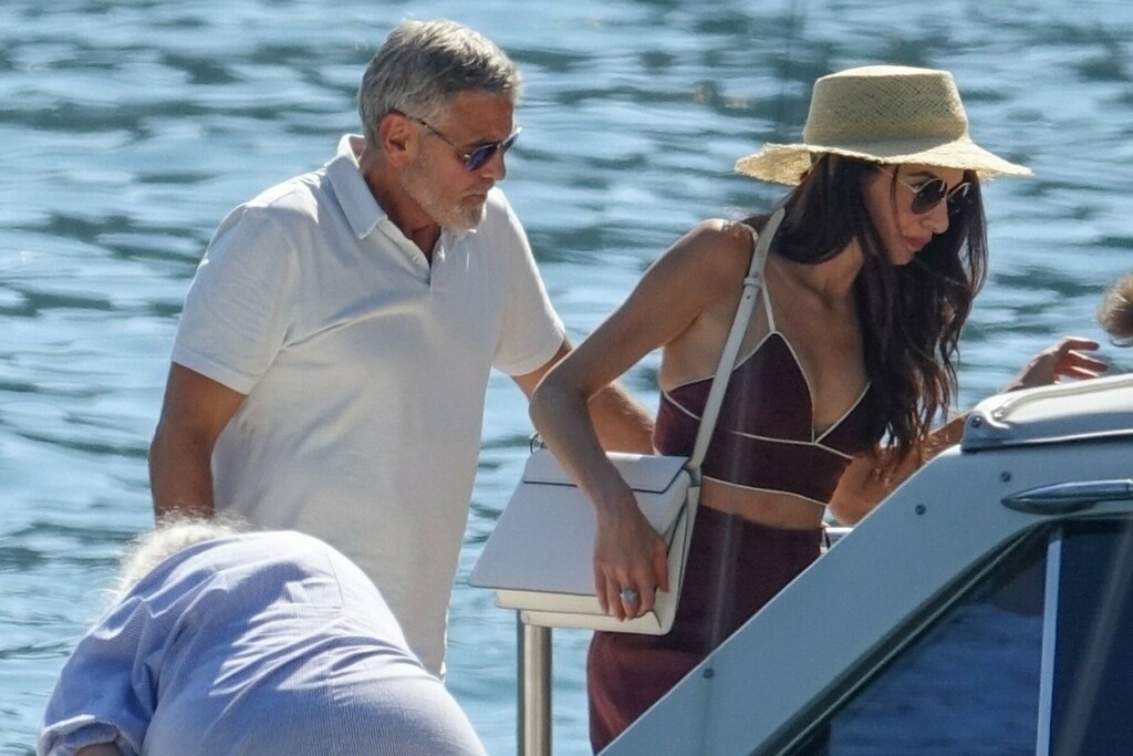 Amal Clooney u lepršavim smeđim hlačama - 3