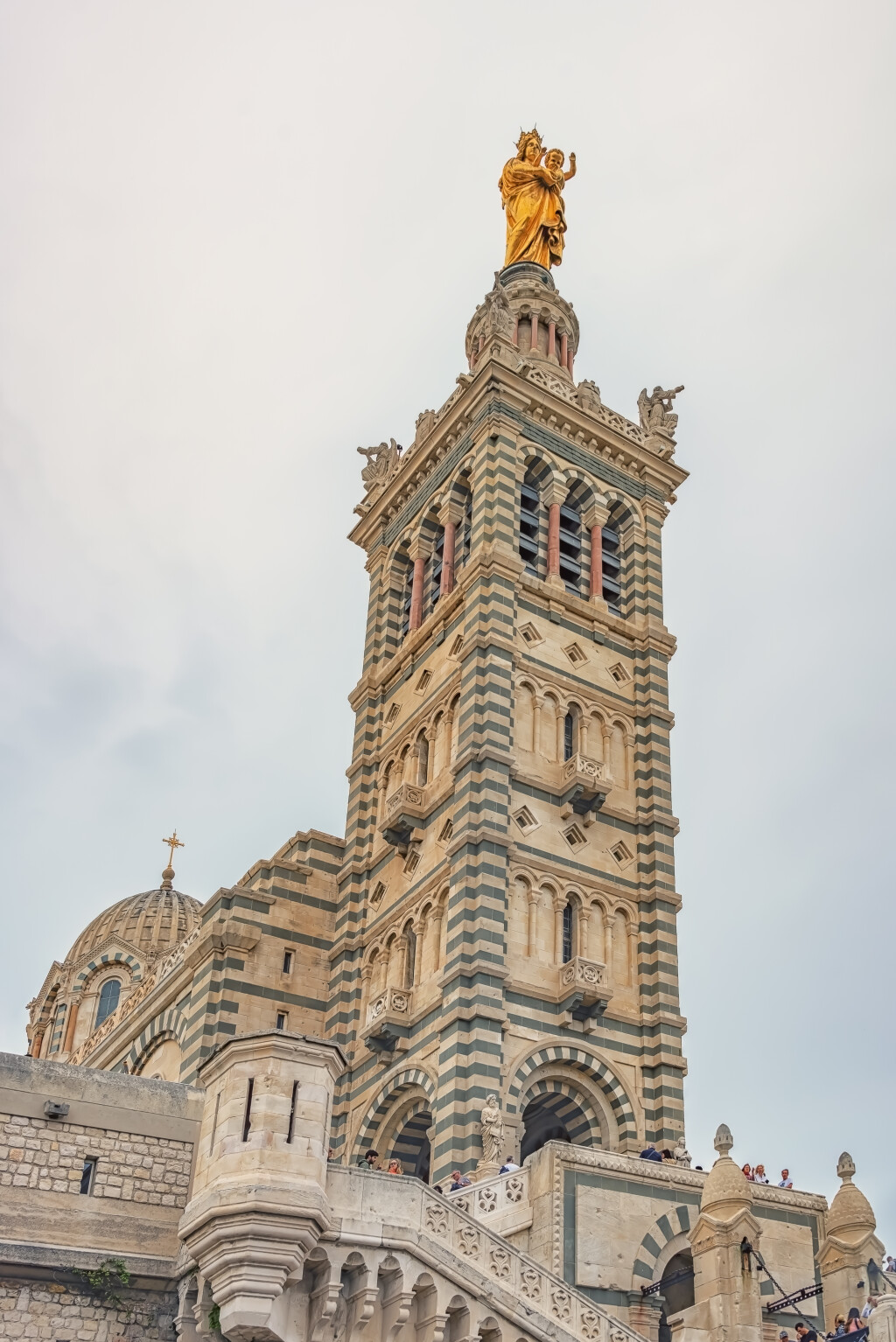 Bazilika Notre-Dame de la Garde poznata je po zlatnom kipu koji nadgleda grad