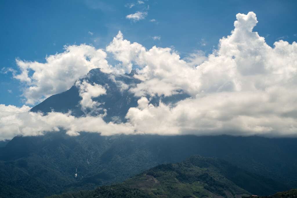 Vrh planine Kinabalu u Indoneziji izgleda kao da dodiruje samo nebo