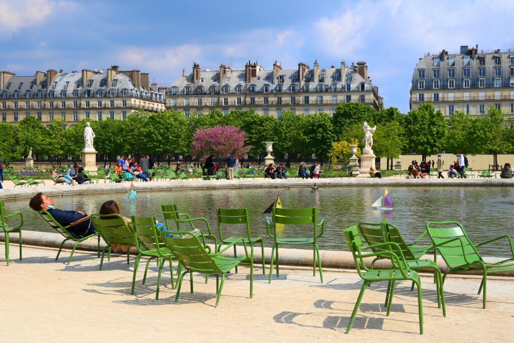 Postoje stolci s ravnim i spuštenim naslonom, a mogu se naći i u parku Tuileries i Palais-Royal