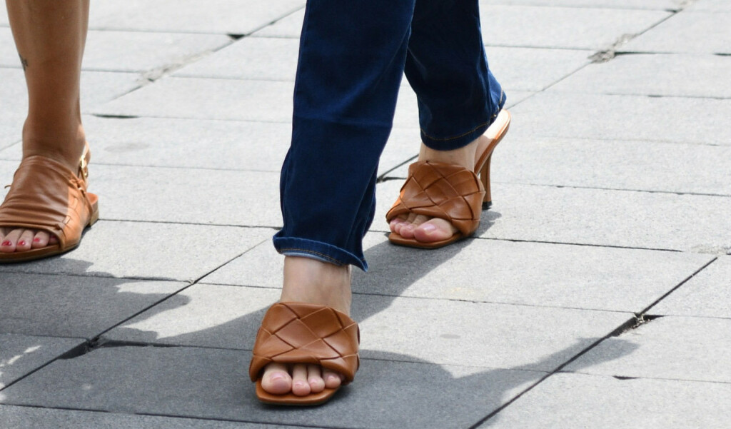 Josipa Pavičić nosi efektne smeđe natikače s visokom potpeticom