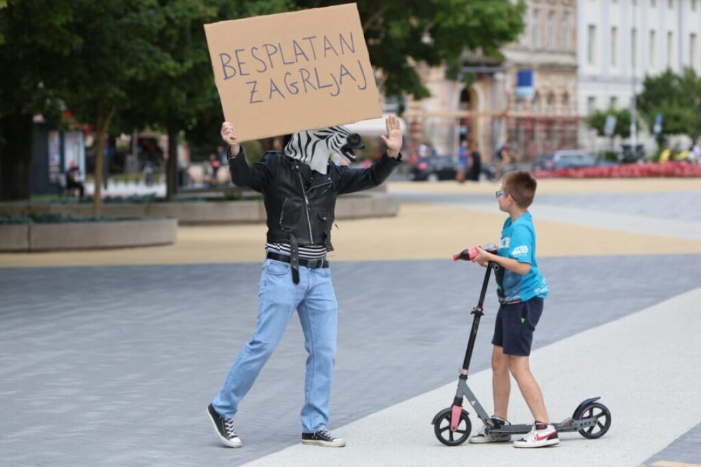 Muškarac s maskom zebre u Koprivnici