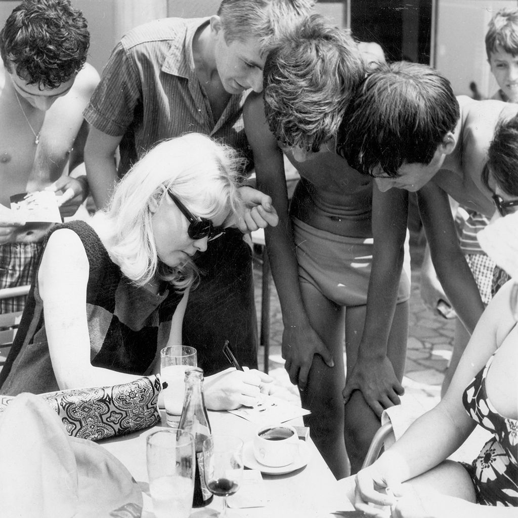Glumica Milena Dravić dijeli autograme, 30. srpnja 1967.