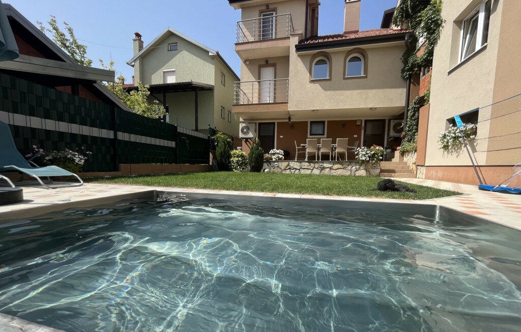 Dvorište s bazenom u Smederevu u kojem obitelj Krstić provede cijelo ljeto - 19