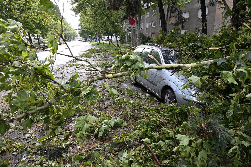 Uslijed strašnog nevremena i oluje u Prilazu baruna Filipovića pala je dizalica koja se ukopala u cestu