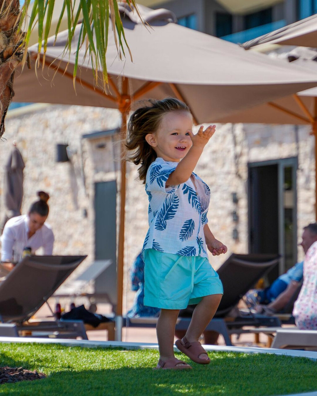 Bloom Tatarinov s palmicom na glavi i u preslatkoj košuljici - 2