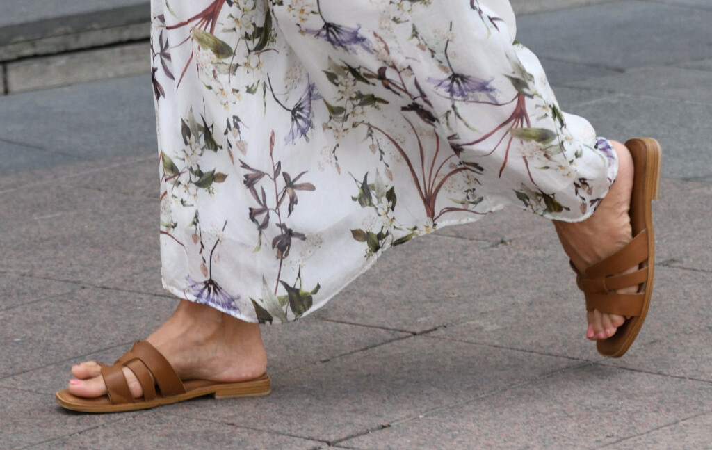 Zagrebačka street stylerica u maksi haljini i smeđim natikačama