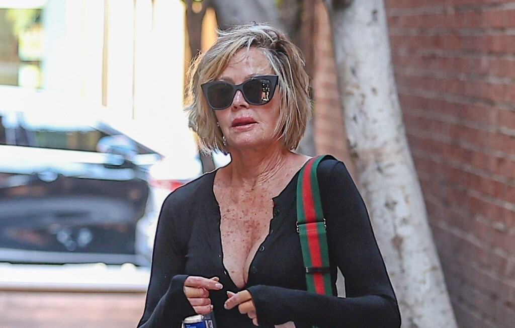 Melanie Griffith u širokim trapericama i anatomskim natikačama - 4