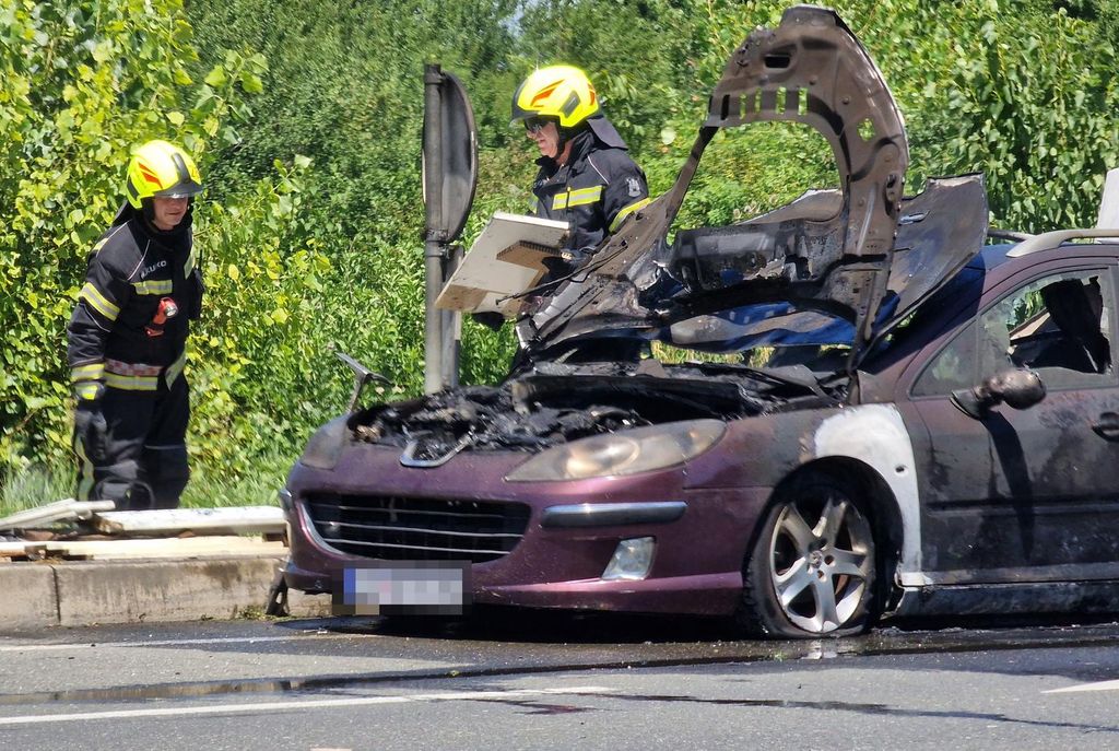 Ugašen požar automobila koji se zapalio na zagrebačkoj Slavenskoj aveniji