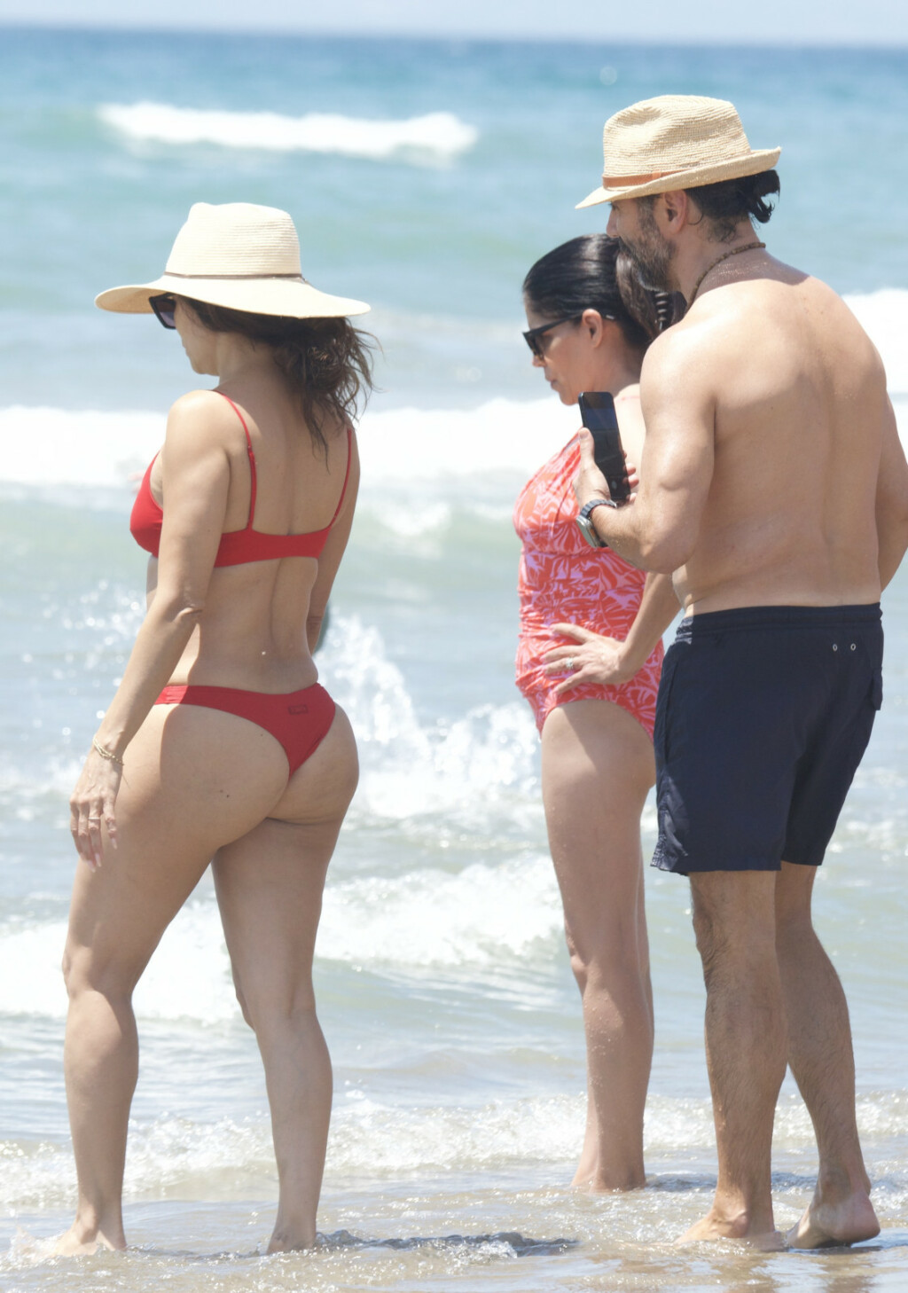 Eva Longoria Baston u crvenom bikiniju na plaži u Marbelli - 1