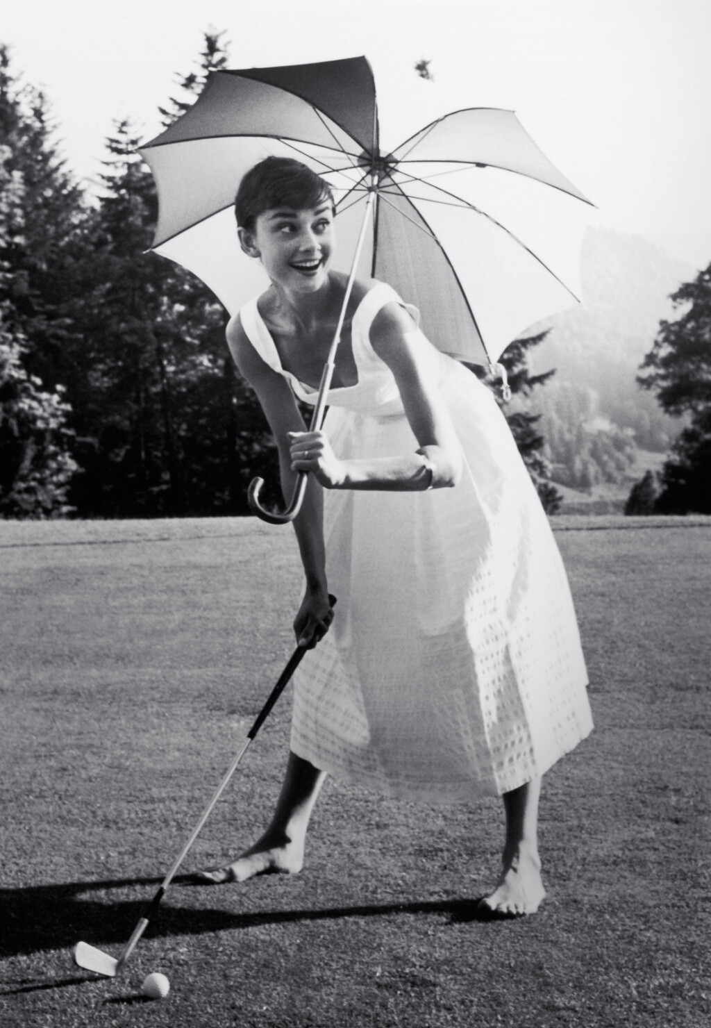 Audrey Hepburn igra golf u bijeloj ljetnoj haljini