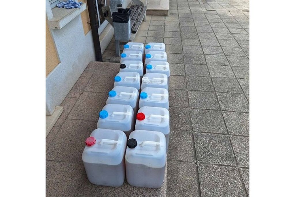 Carinici Službe za mobilne jedinice Rijeka spriječili su nezakonitu prodaju 350 litara žestokog alkoholnog pića - 1