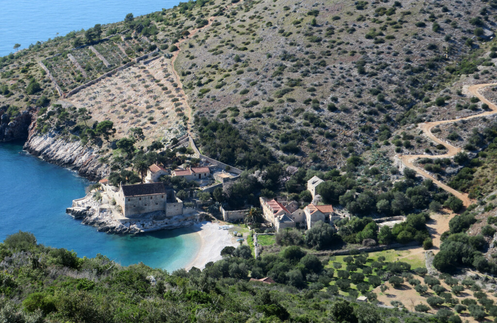 Uvala Dubovica krije najljepšu plažu na otoku Hvaru - 1