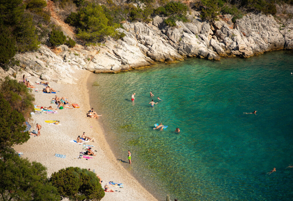 Uvala i plaža Dubovica nalaze se na južnoj strani otoka Hvara - 2