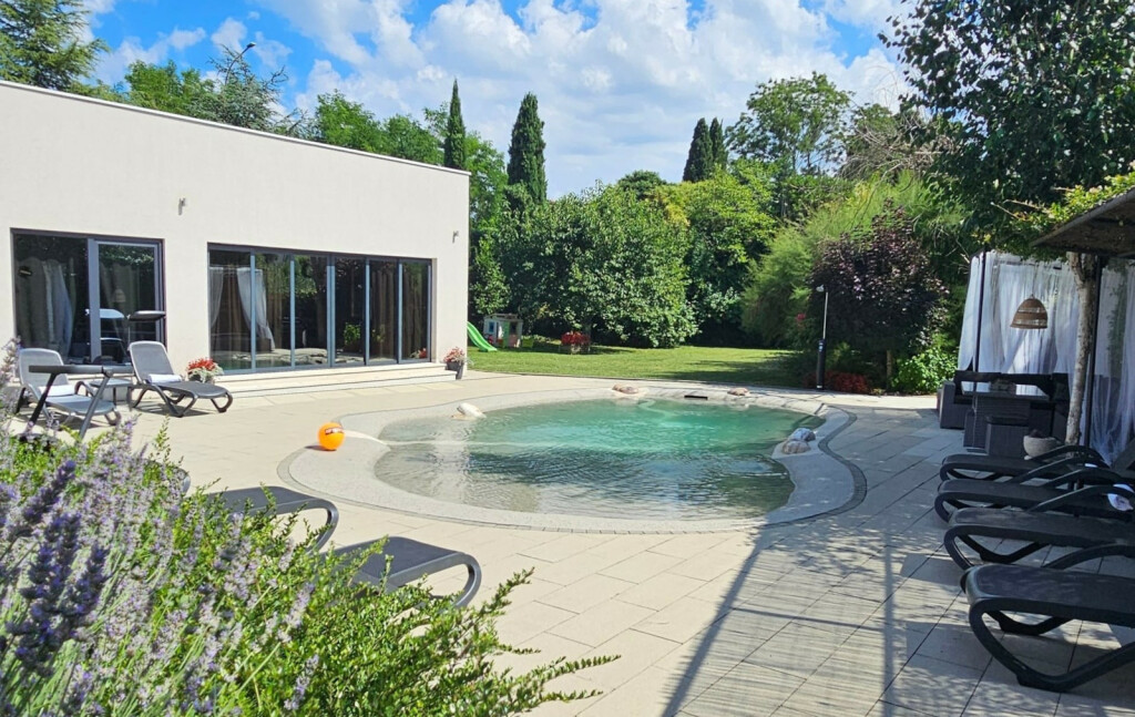 Villa Franka u Nedešćini u Istri ima bazen prirodnog izgleda i cvjetnu aleju s preko 150 biljaka - 15