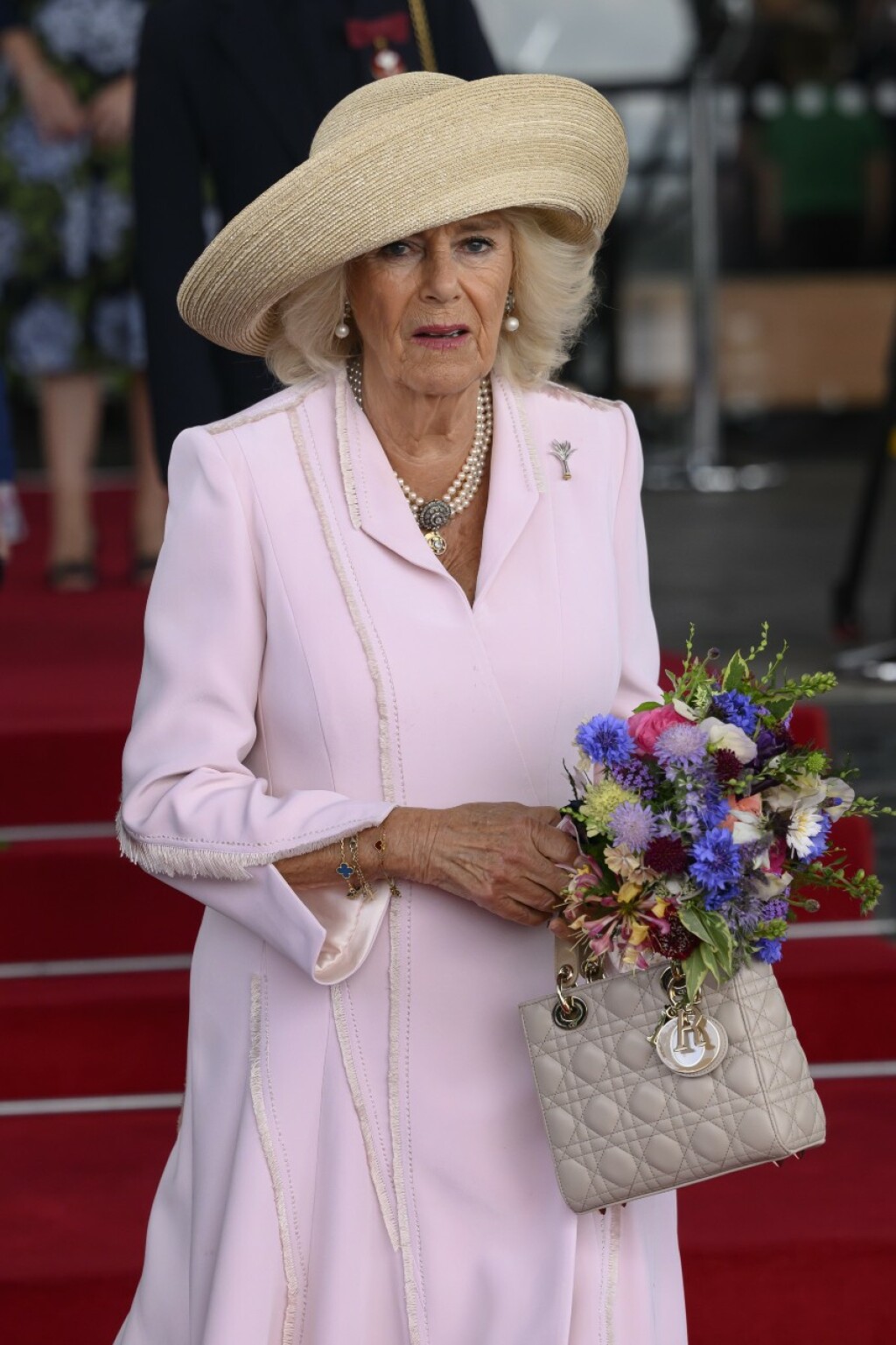 Kraljica Camilla u Walesu s torbom Lady Dior