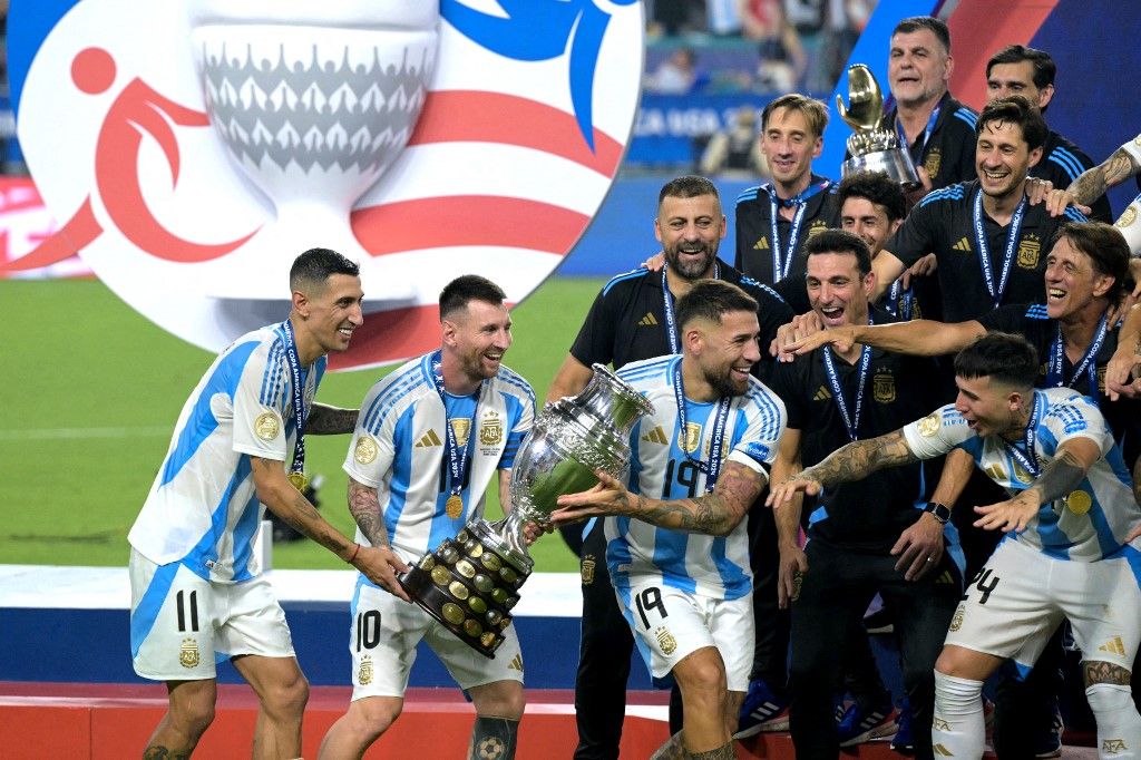 Lionel Messi s peharom Copa Americe