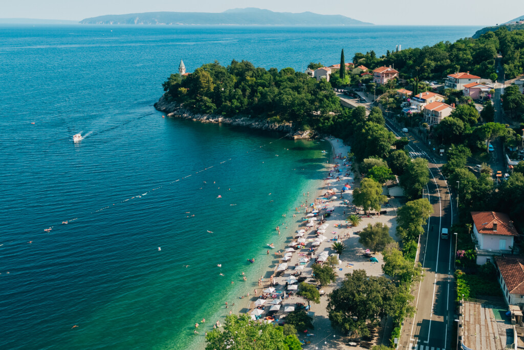 Plaža Medveja jedna je od najljepših plaža na opatijskoj rivijeri i jedna od rijetkih prirodnih plaža na tom području - 1