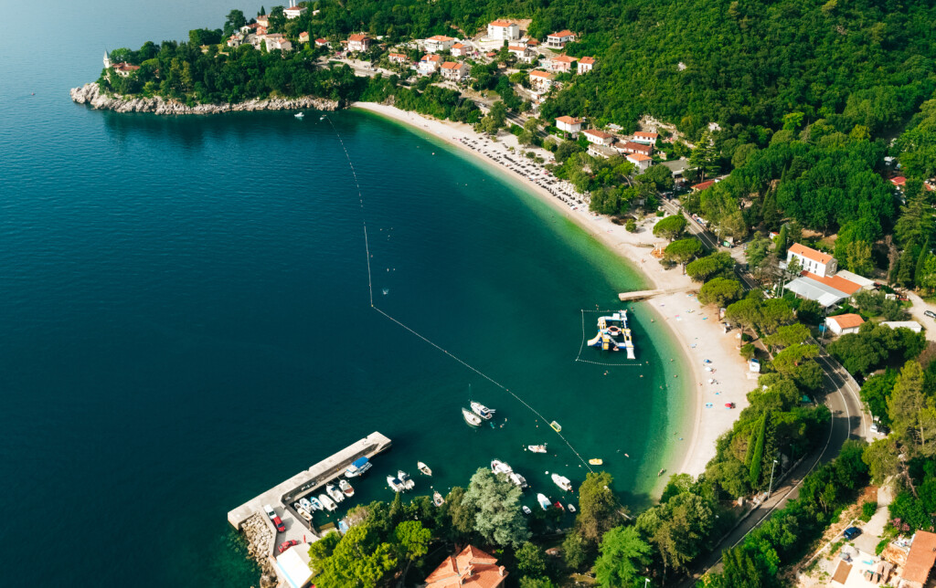 Plaža Medveja jedna je od najljepših plaža na opatijskoj rivijeri i jedna od rijetkih prirodnih plaža na tom području - 2