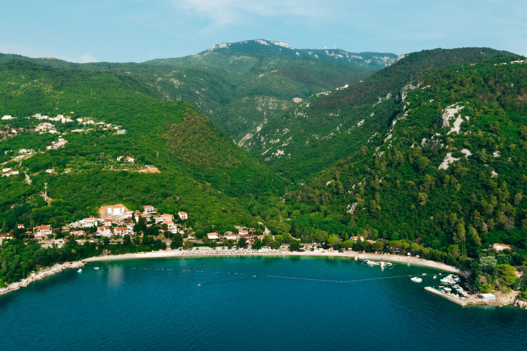 Plaža Medveja jedna je od najljepših plaža na opatijskoj rivijeri i jedna od rijetkih prirodnih plaža na tom području - 3