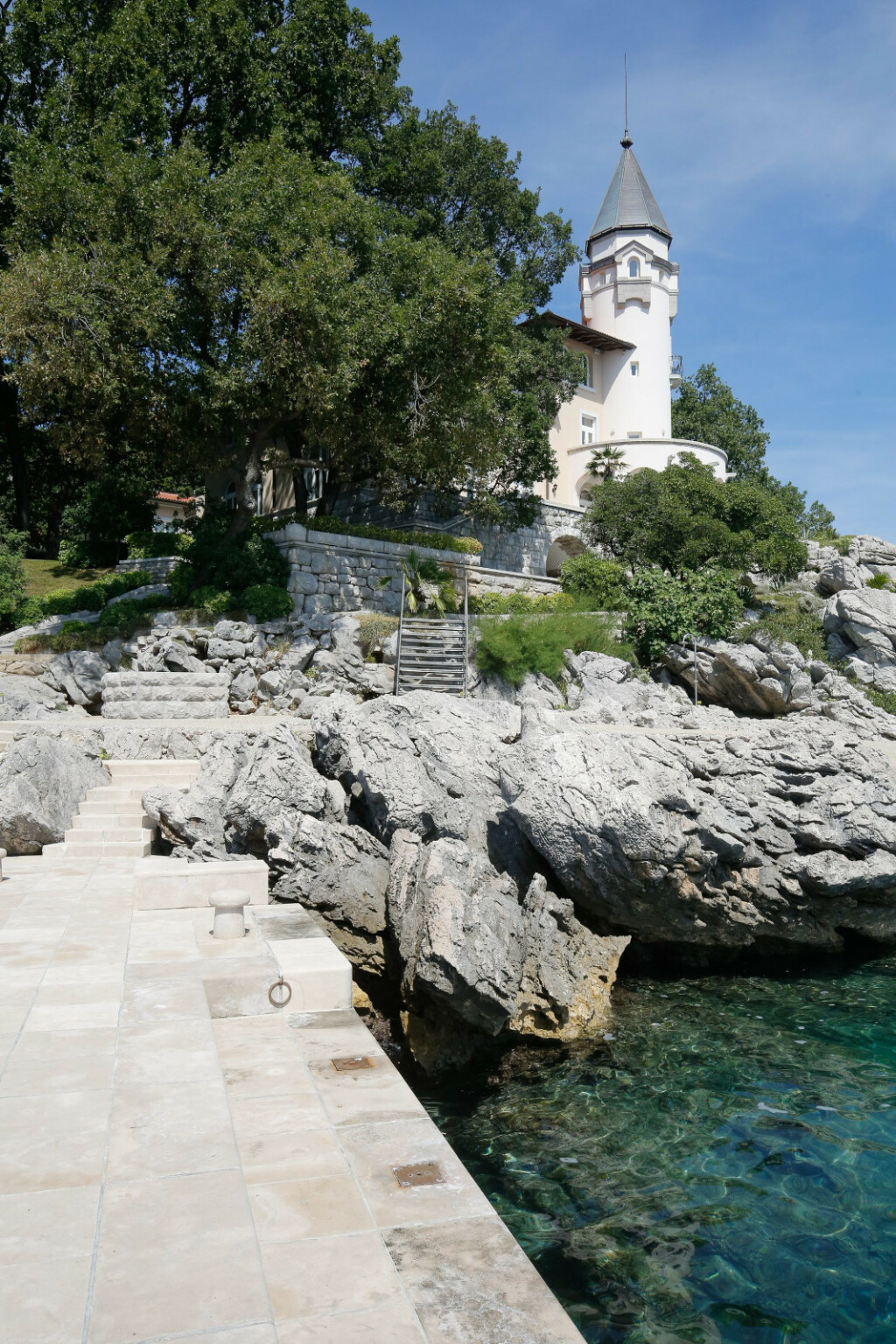 Nad plažom Medveja danonoćno bdije jedna od najljepših vila na našoj obali – villa Castello