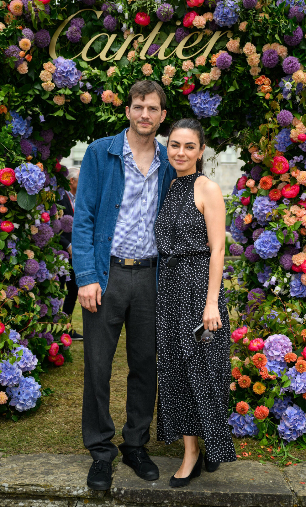 Mila Kunis u točkastoj haljini i 'zaboravljenim' cipelama na Cartierovom eventu u West Sussexu - 2