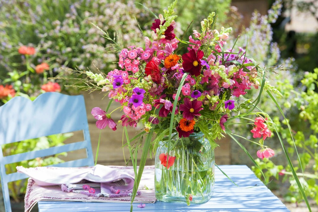 Ljetni buketi su divan ukras doma