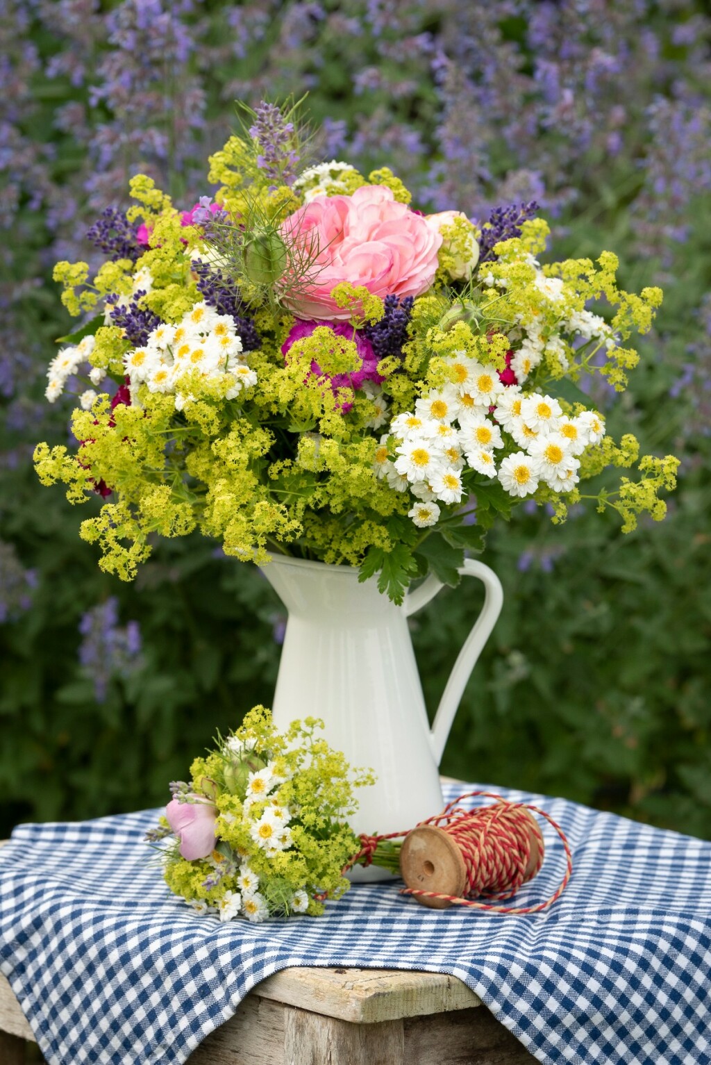 Ljetni buketi su divan ukras doma