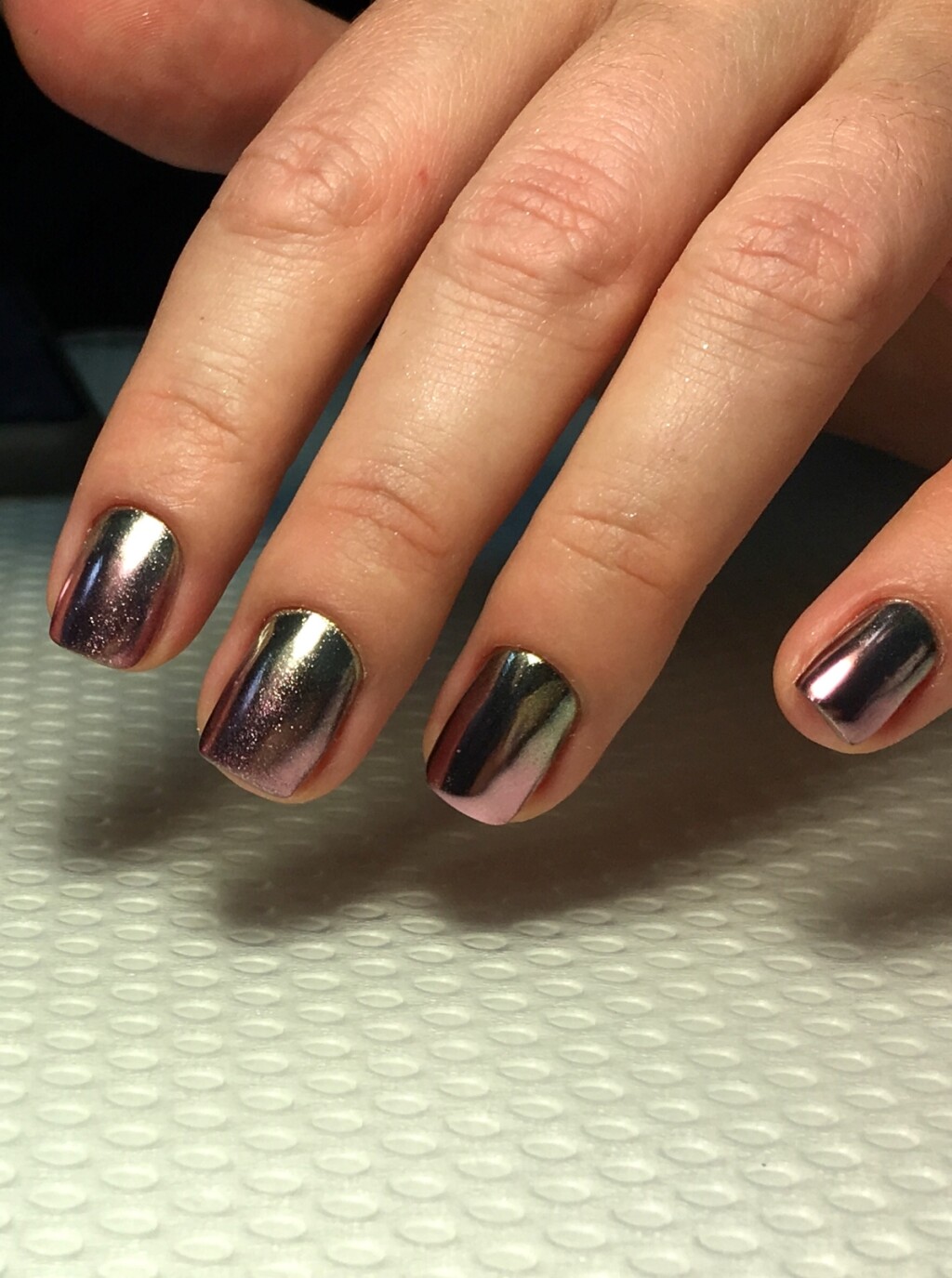 Metalik nokti uvijek su ljetni hit