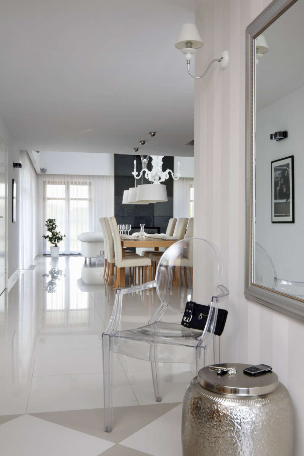 Blagovaonica je uređena u klasičnim bež tonovima, dok raskošni lusteri u bijeloj i crnoj boji prostoru daju dodatan dašak luksuza