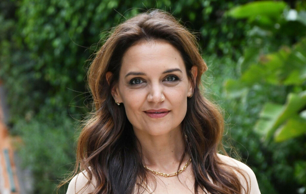 Katie Holmes u kompletu tropskog uzorka s potpisom brenda Faithfull The Brand - 4